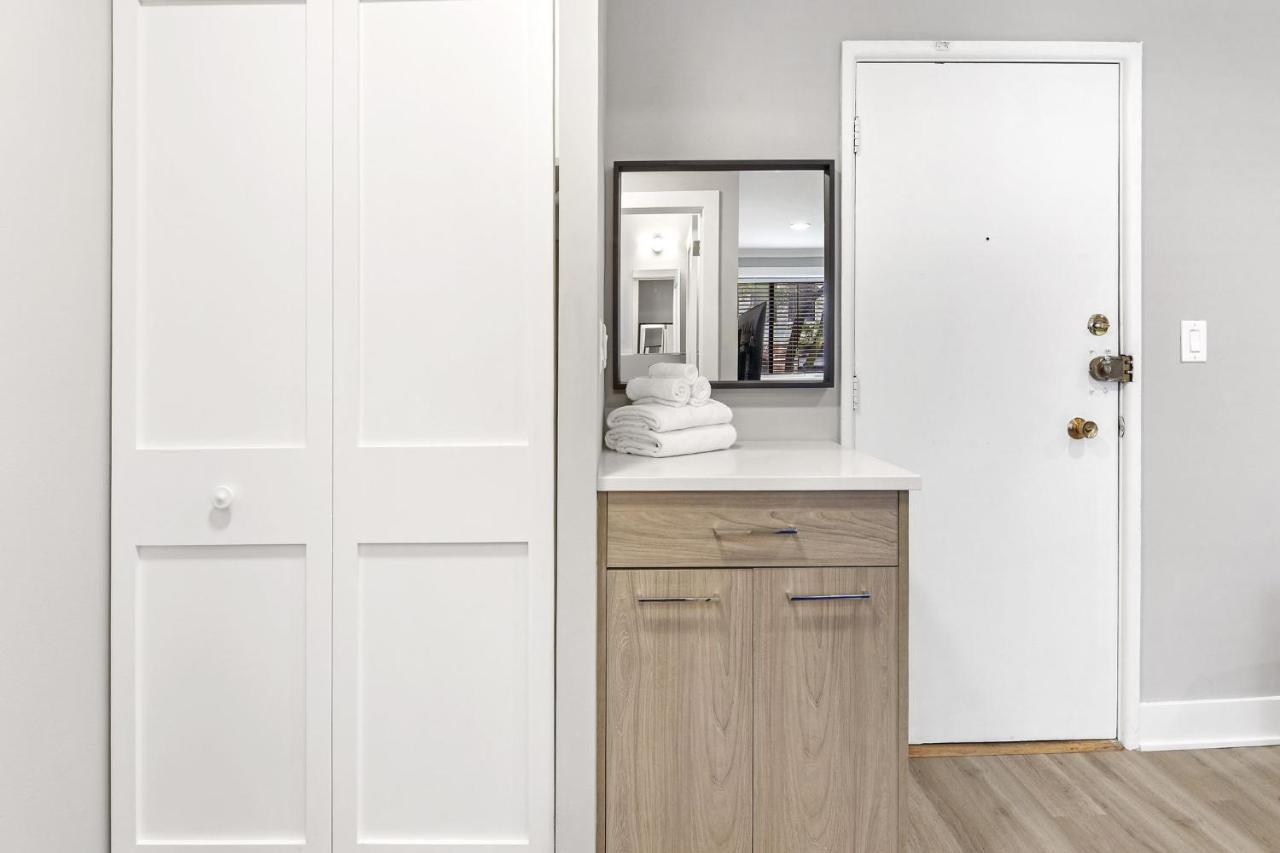 Sophisticated Studio Apartment With Modern Kitchen - Oakdale Od2 Rep Chicago Kültér fotó